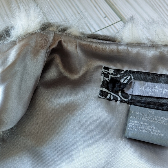 Daytrip Open Front Faux Fur Vest In Gray Black and White Size XS - Picture 5 of 15